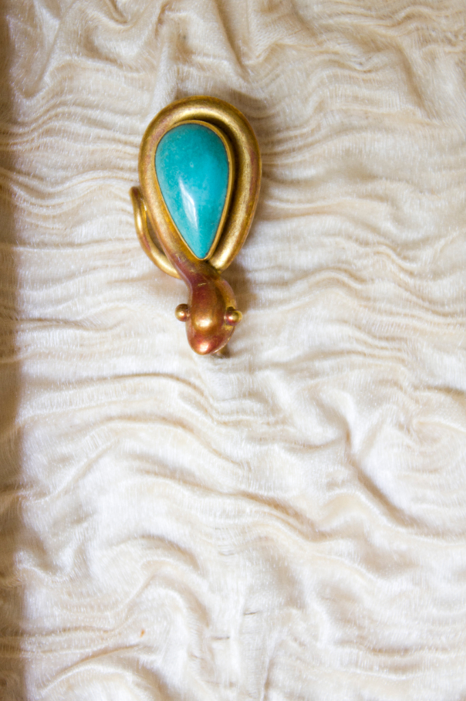 Golden tie pin with turquoise of which is said to be a gift from the dying Bellini to Rossini. FEM-852.